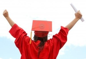 4970215-estudiante-graduado-celebrar-su-exito-academico (1)